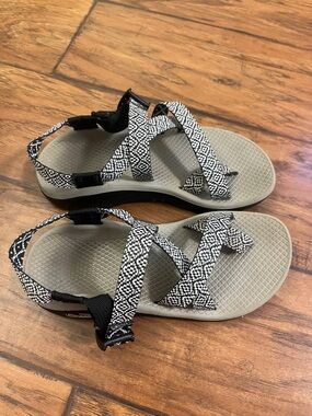 Black & White Patterned Women’s Chaco Sandals